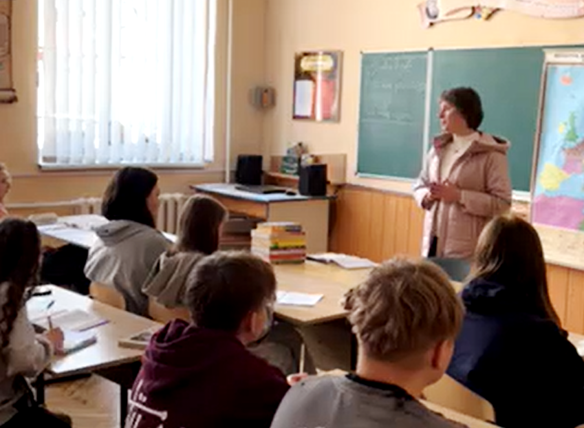 Декан факультету філології і журналістики Галина Бачинська у Бережанському ліцеї.png